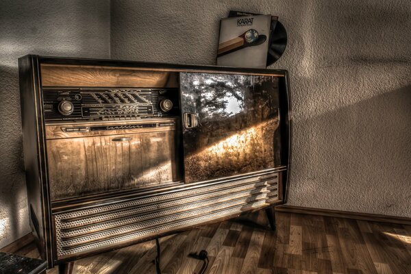 Vieille radio de couleur brune dans la chambre