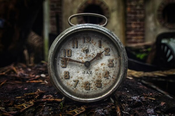 Reloj de bolsillo viejo con óxido