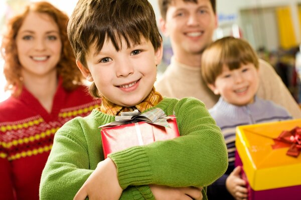 Glückliche lächelnde Familie mit Geschenken