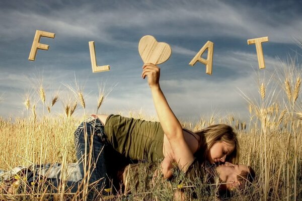 Couple d amoureux dans l herbe