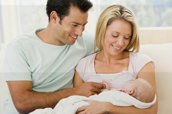 Mamma, papà e la loro felicità appena nata