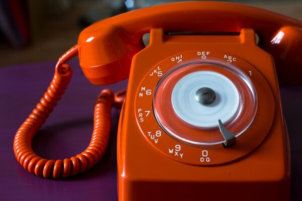 Téléphone rétro. Boîtier orange