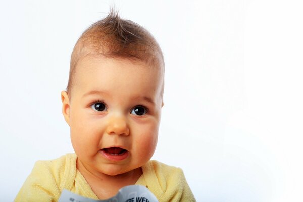 Adorable bébé avec une coiffure cool