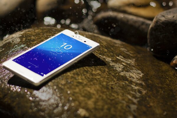 Gocce d acqua sullo schermo dello smartphone