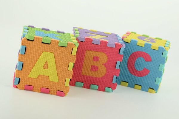 Cubos de juguete con letras del alfabeto
