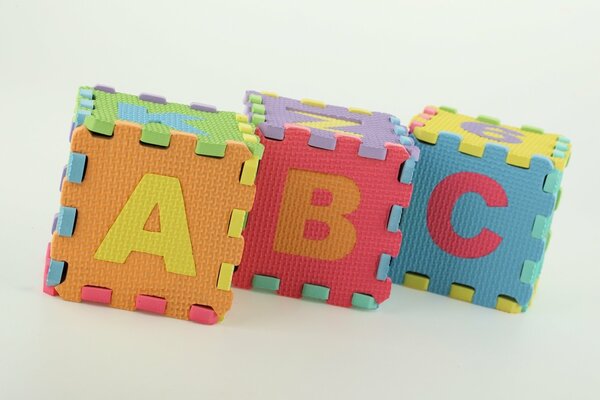 Cubes de jouets avec des lettres de l alphabet