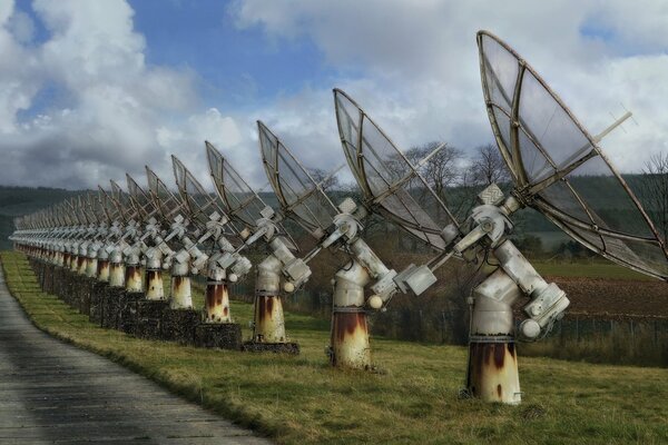 Radars debout près de la route