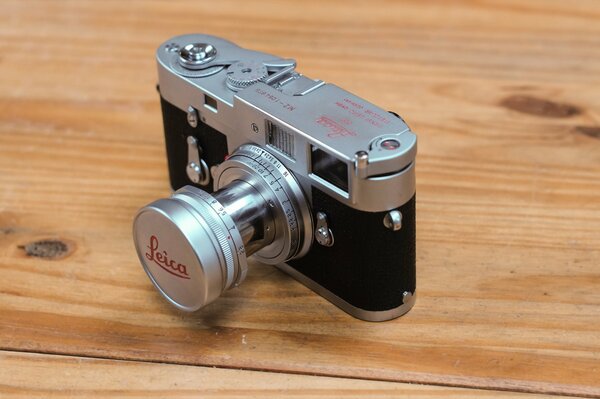 Insolita fotocamera Leica con obiettivo retrattile