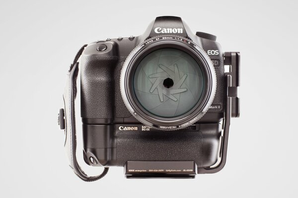 Canon 5d mark ii Kamera auf weißem hintergrund