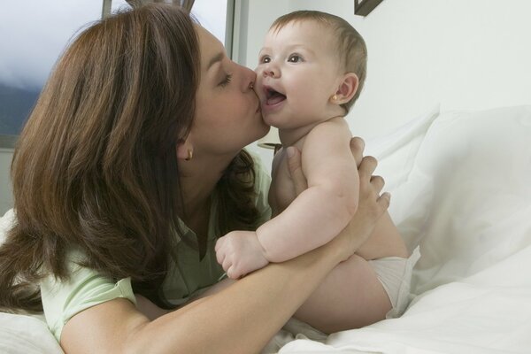 El amor de mamá y el niño satisfecho