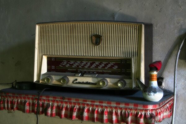 Vieux récepteur radio sur la nappe