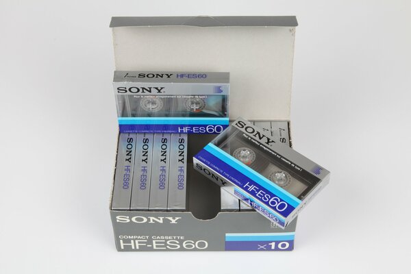 Коробка аудио кассет Sony на сером фоне