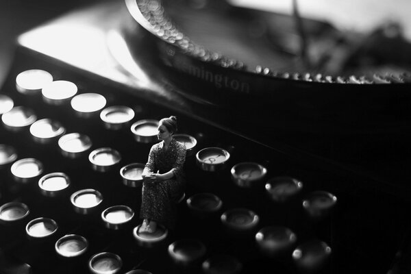 Для писателя нужна лишь муза и пишущая машинка