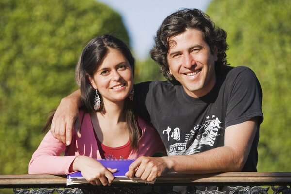 Pareja abrazándose de pie en el puente