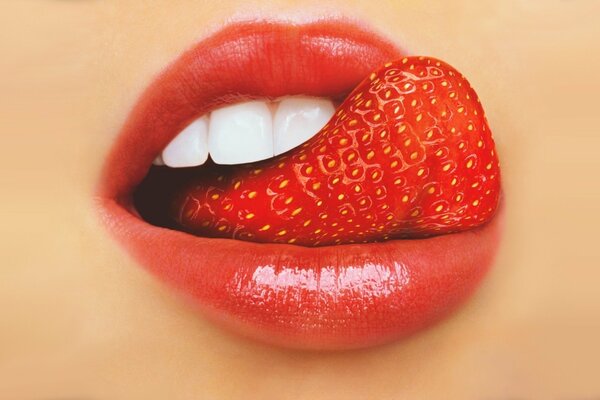 La langue sous la forme de fraises lèche passionnément les lèvres