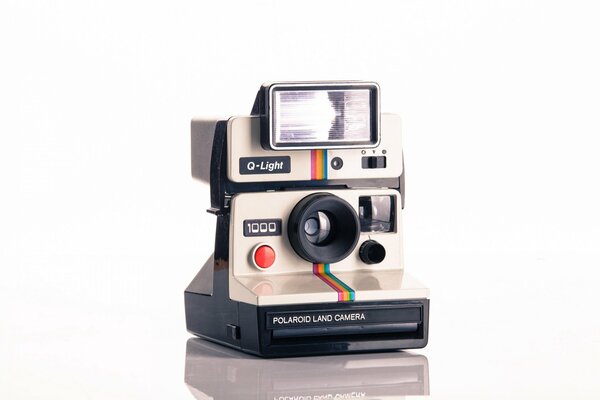 Cámara Polaroid automática sobre fondo blanco