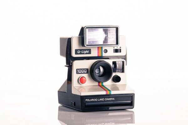 Caméra Polaroid automatique sur fond blanc