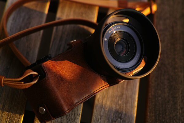 Caméra Canon dans un étui en cuir marron