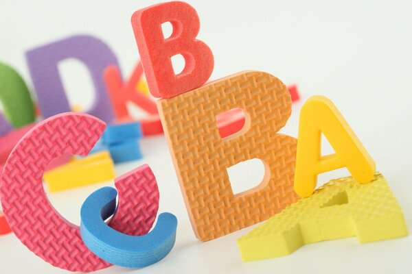 Letras de goma multicolores para niños pequeños