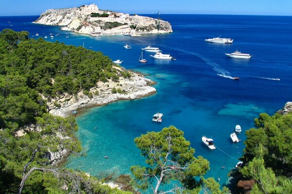 Z a Liv avec des bateaux et des yazts dans la mer