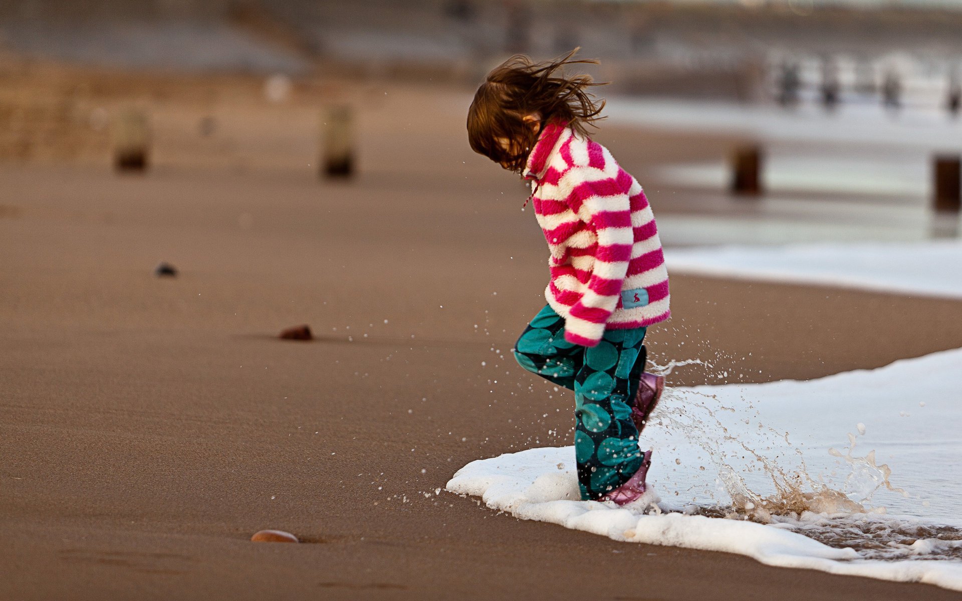 humeur enfant fille filles tout-petits enfants enfants eau océan mer côte sable plages éclaboussures côte