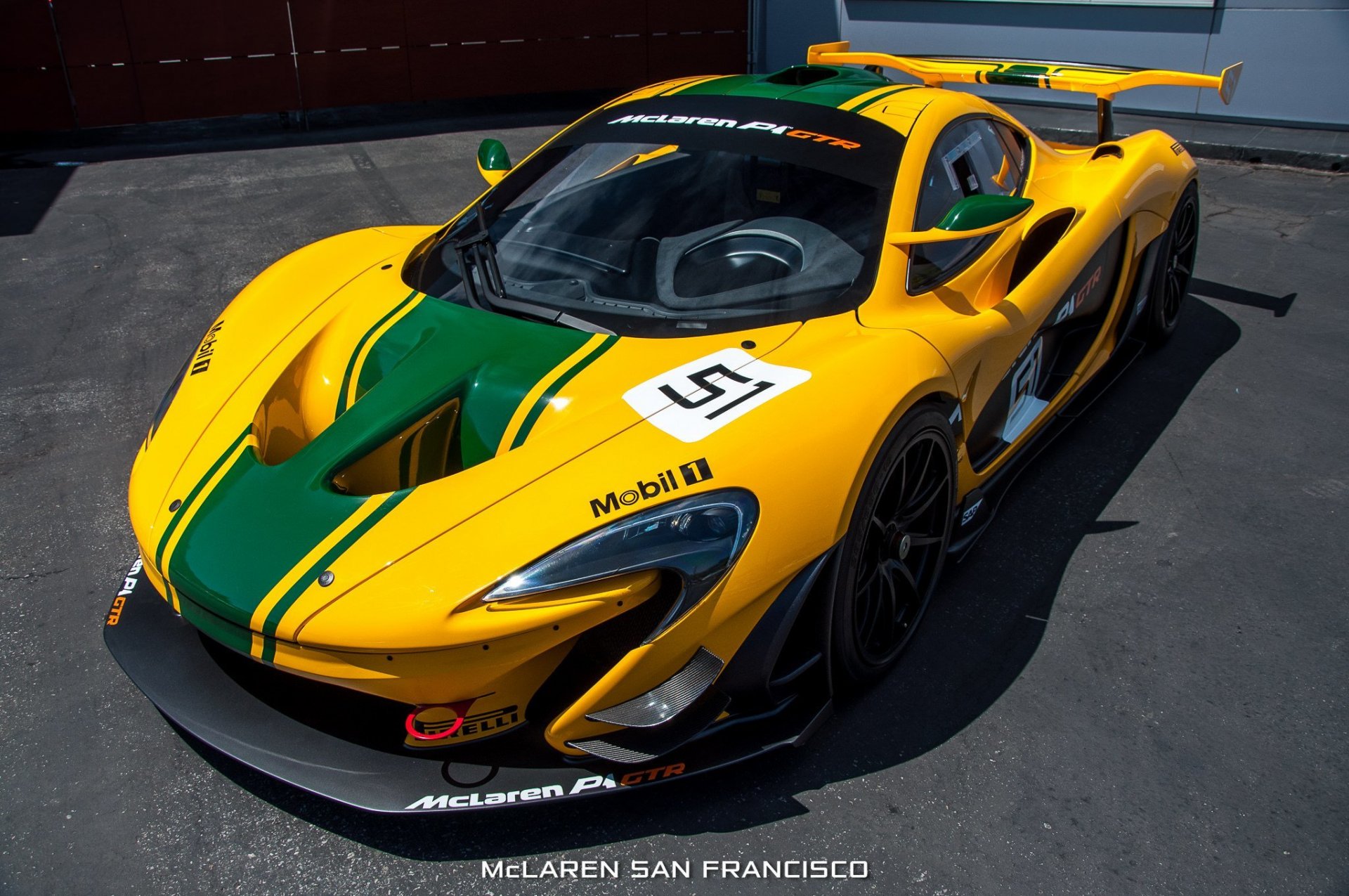 mclaren gtr r1 2015 asfalto