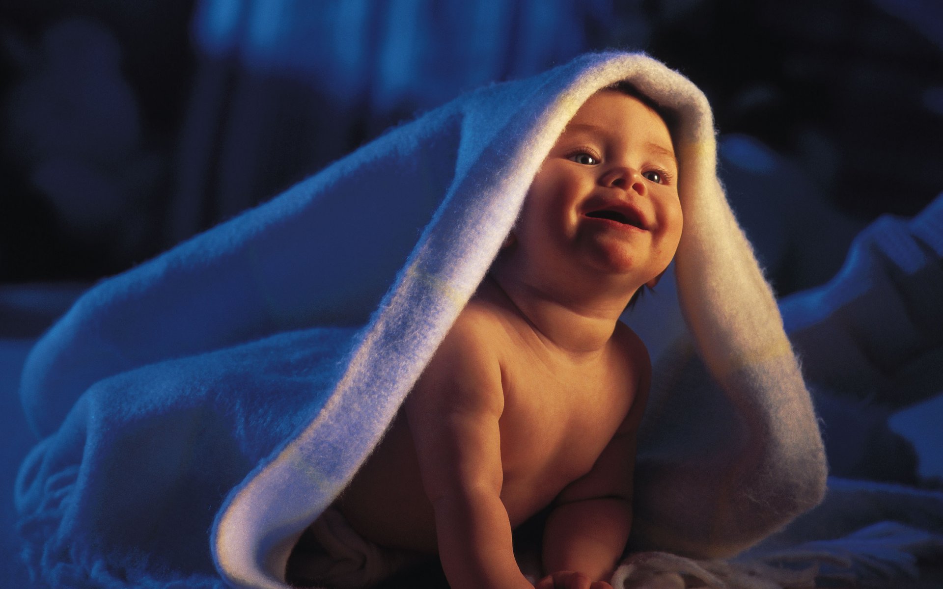 enfant bébé sourire portrait yeux visage