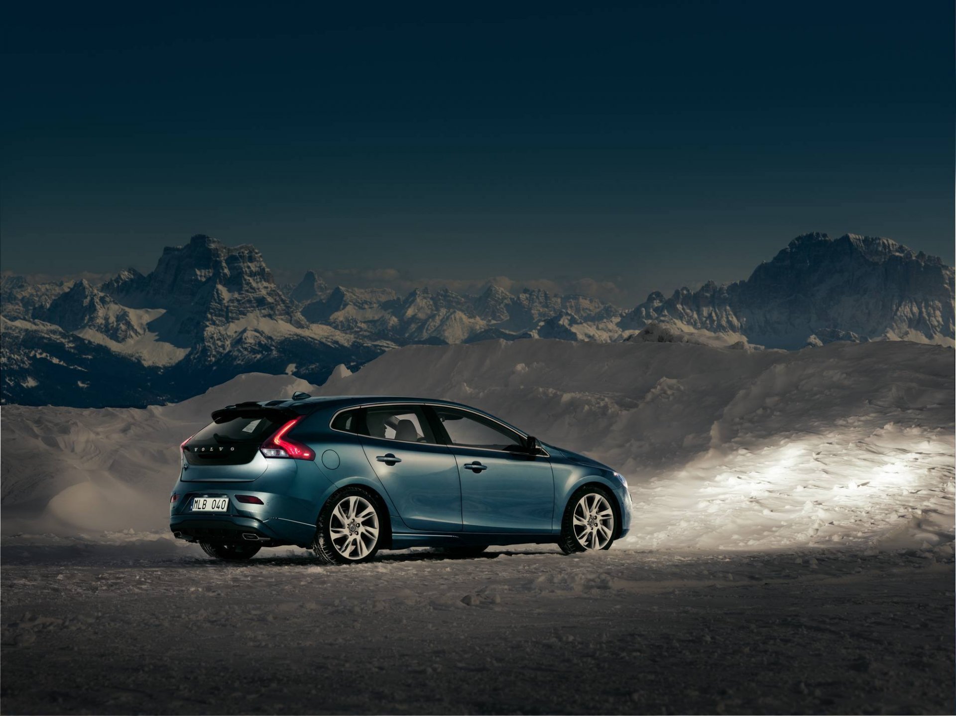 volvo v40 dämmerung schnee berge himmel autos