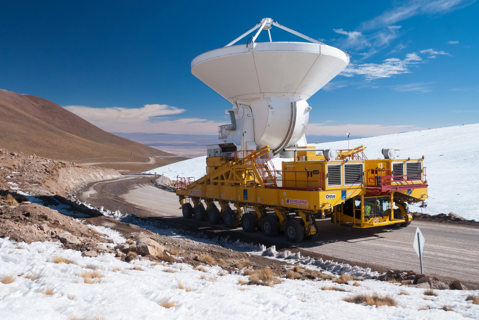 wysokogórski płaskowyż chahnantor pustynia atacama północ chile gąsienicowy 14x2-kołowy specjalny ciągnik transporter elektrownia ciągnie antenę największy na świecie radioteleskop wysokość 5000m n / poziom morze góry podróże moja planeta tapety