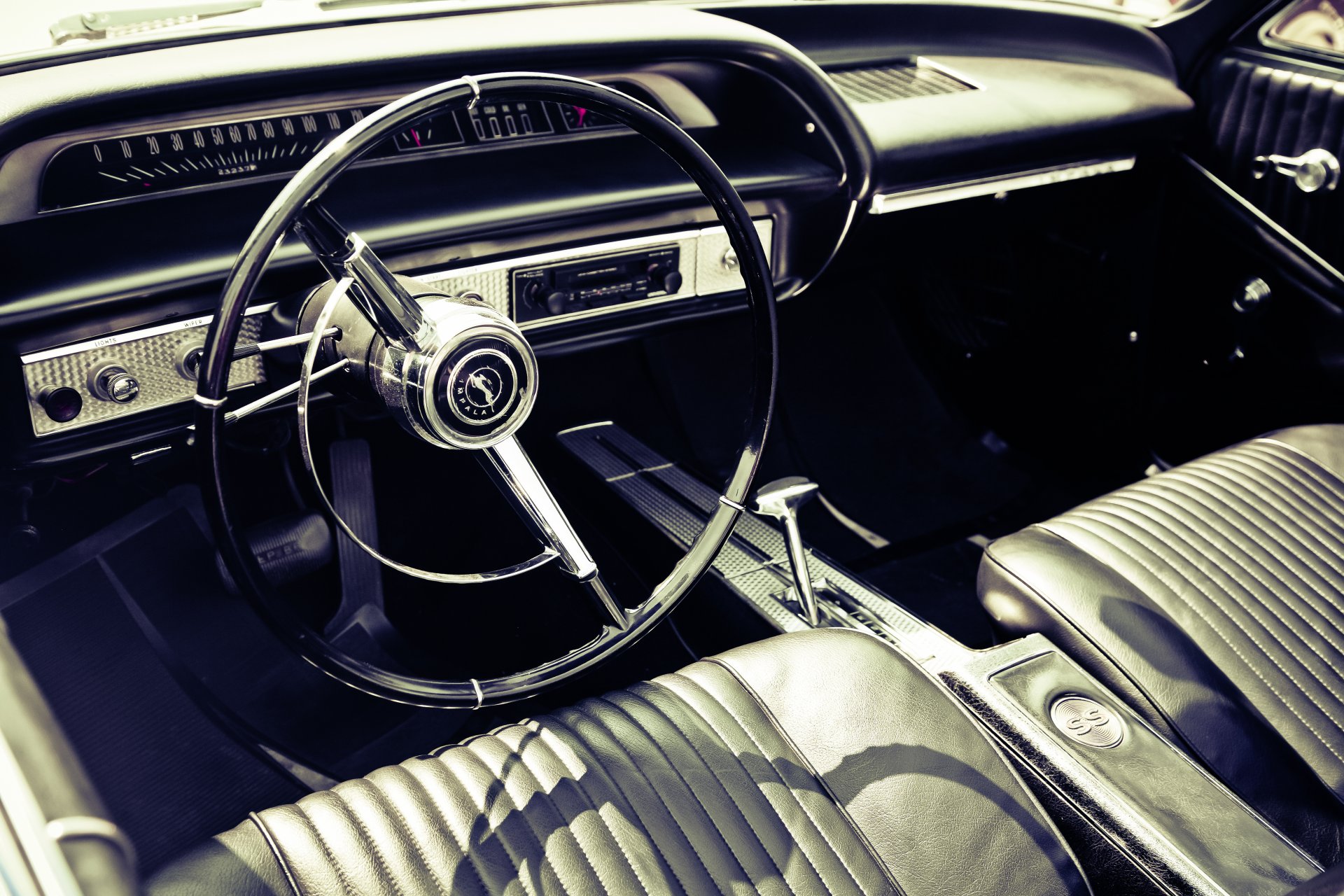 fotógrafo marcus spiske foto muscle car interieur coche interior volante panel instrumentos cuero