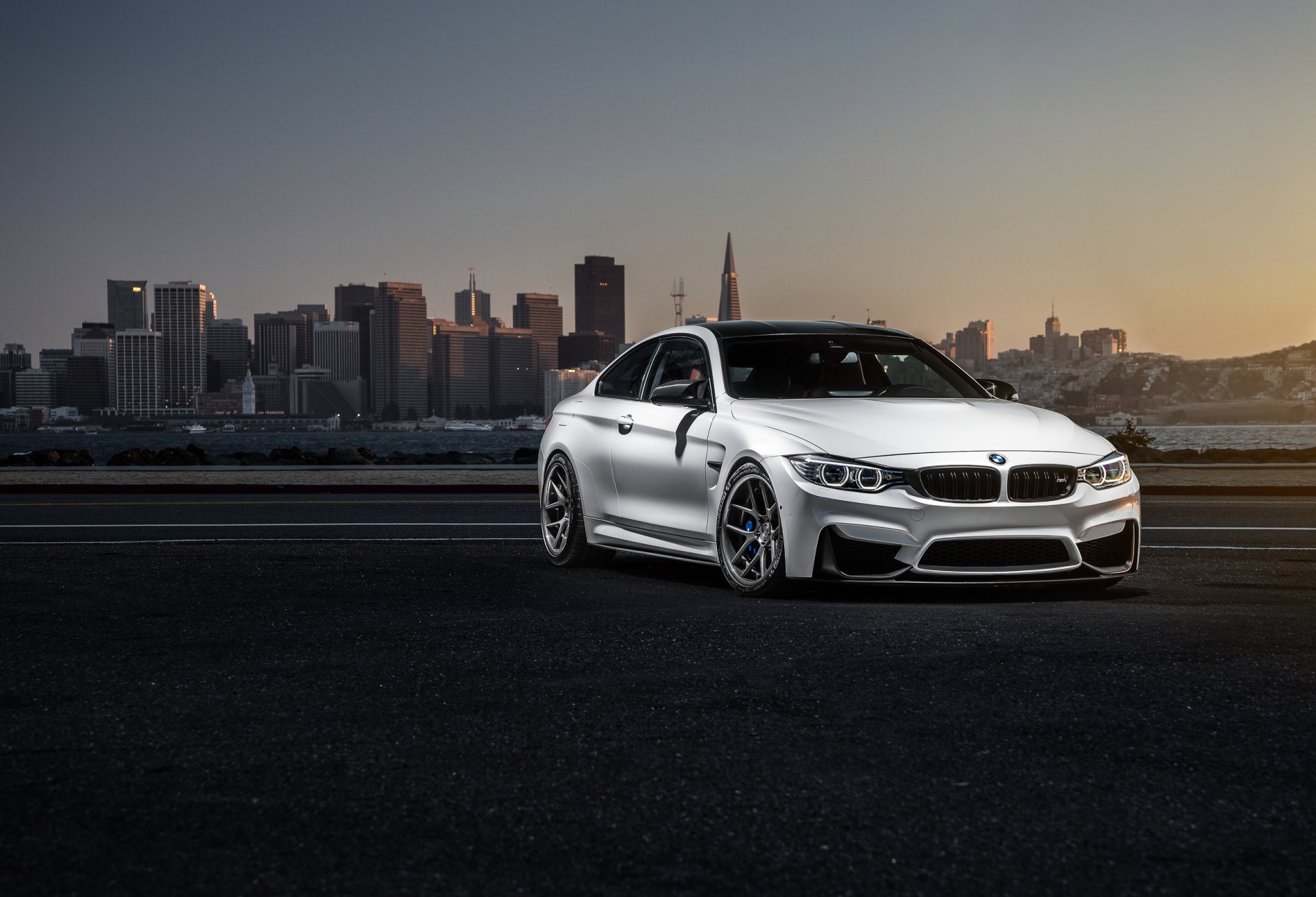 bmw m4 f82 aristo collection coucher de soleil ciel ville blanc voiture