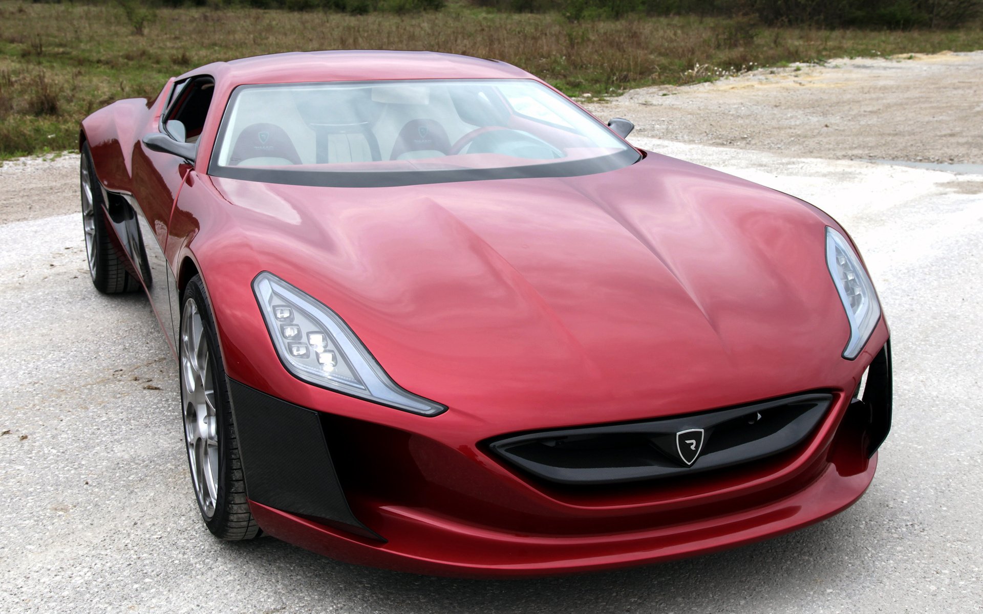 coches coche rimac concepto uno color rojo en la carretera