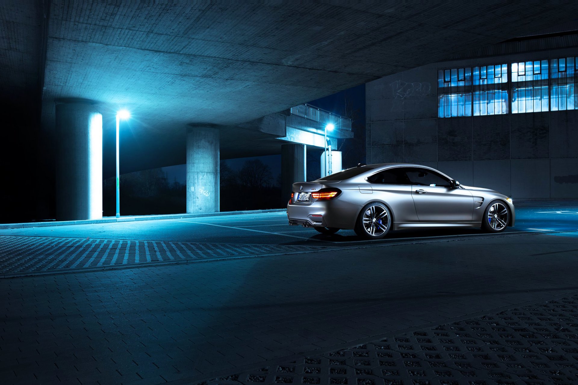 bmw f82 m4 coupé allemagne nuit arrière