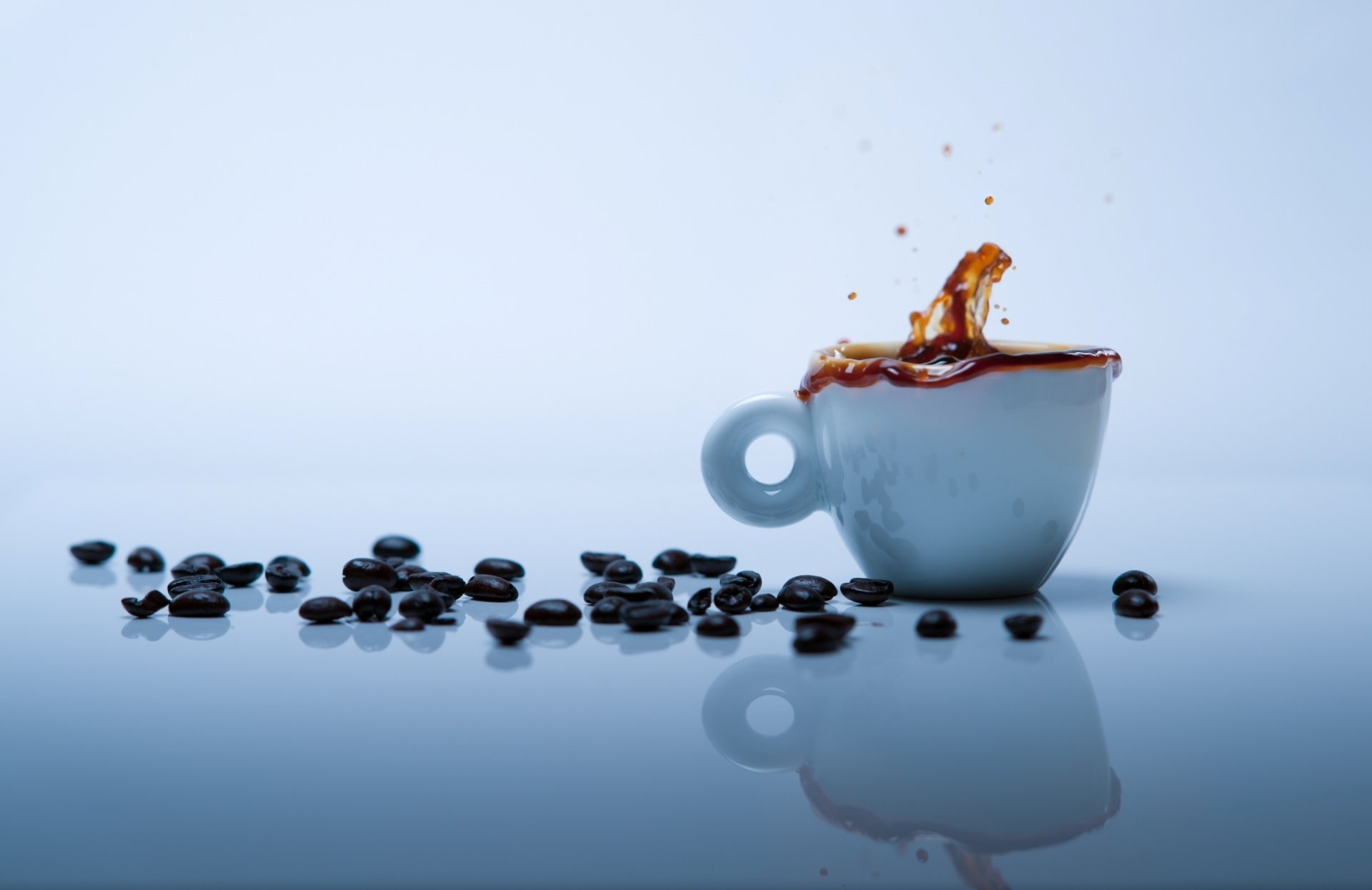 éclaboussure de café vivacité du matin vivacité nourriture tasse grains café fond fond clair fond blanc paillettes ombre éclaboussures boissons papier peint réflexion