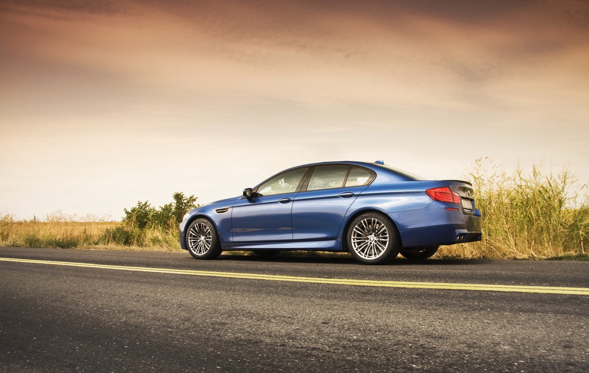 bmw m5 f10 bleu bmw route ciel nuages bleu