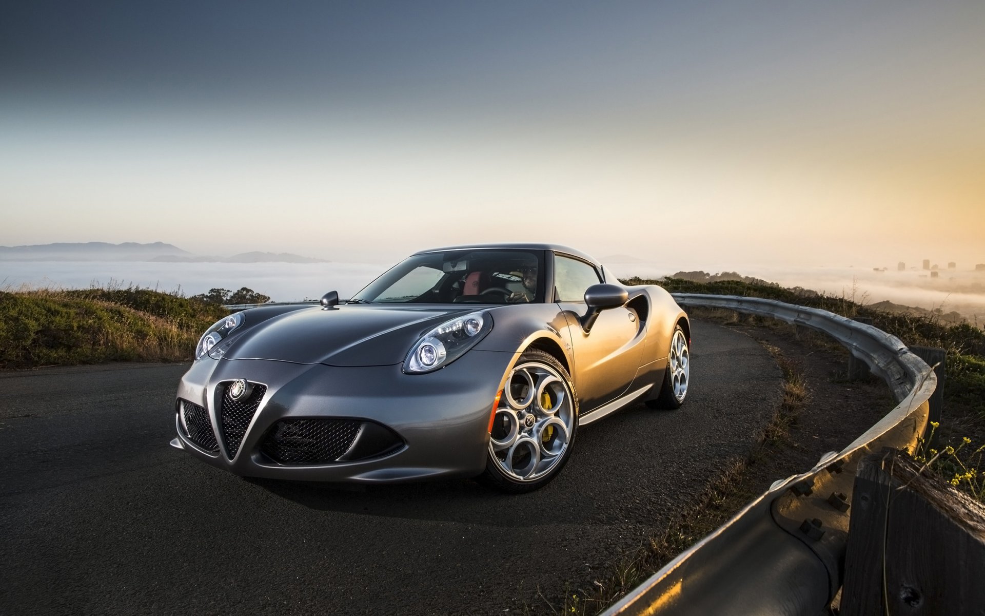 alfa romeo silber 4c straße sunfall