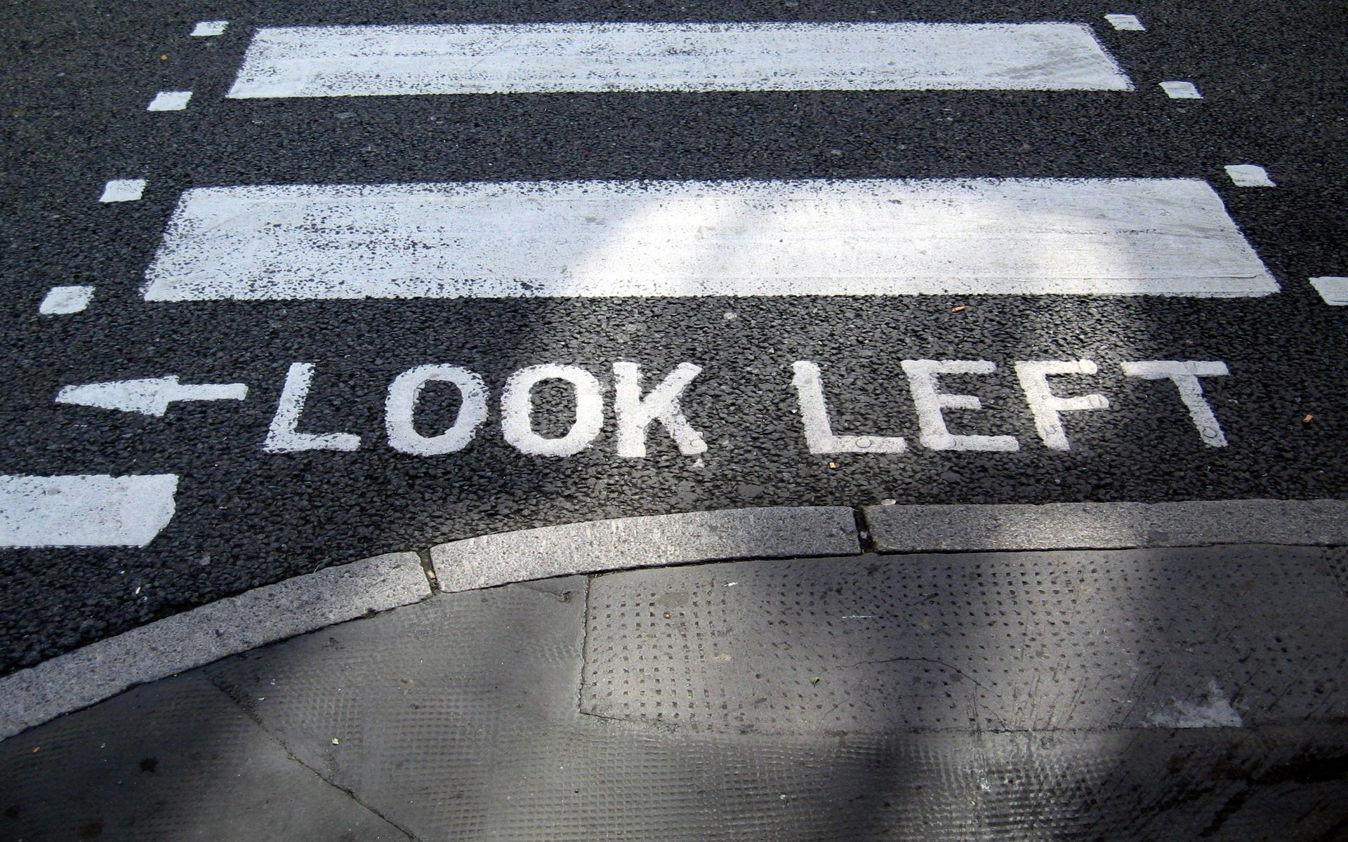 переход look left посмотрите налево тротуар дорога краска полосы слова слово указатель надпись стрелочка