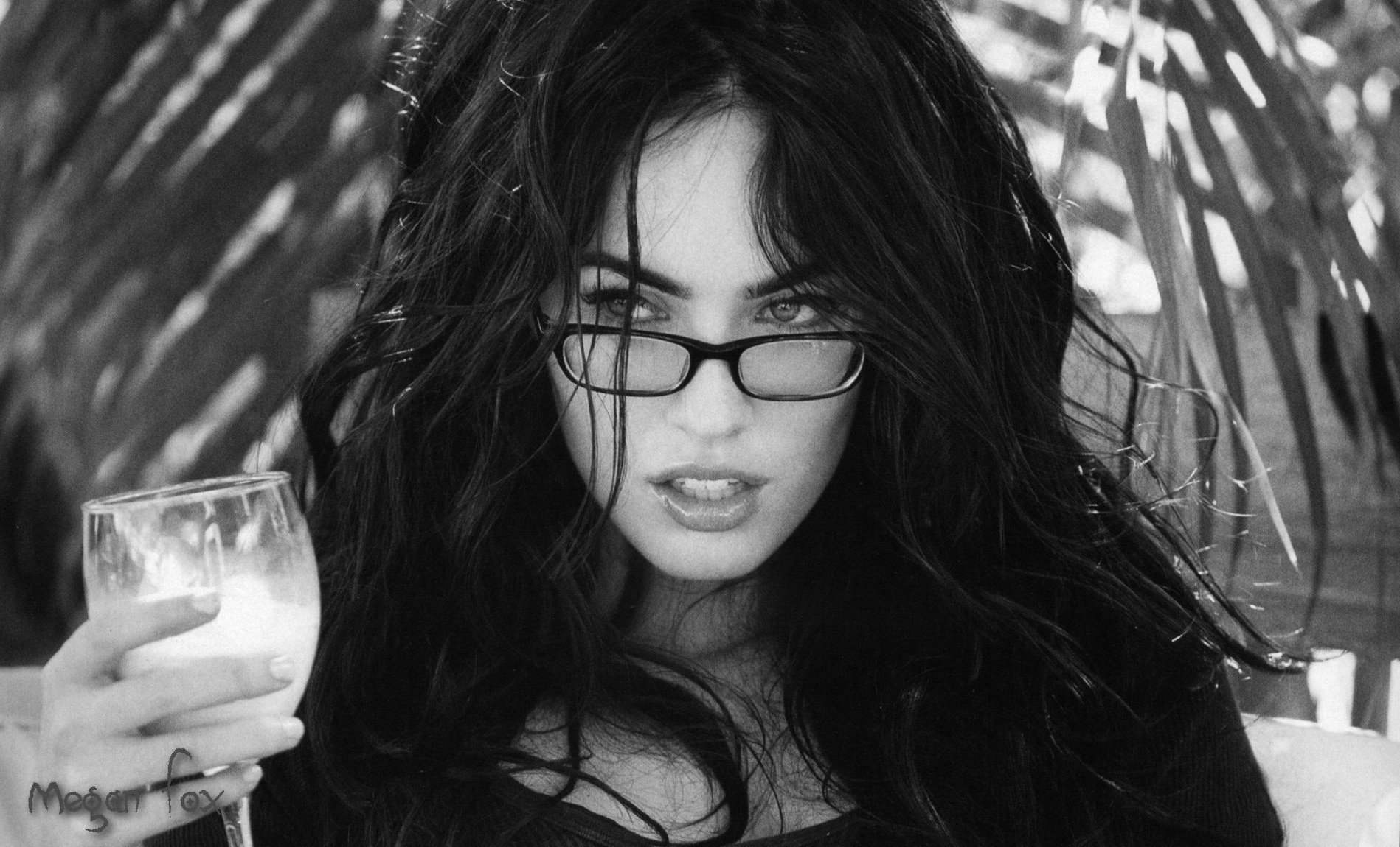 kieliszek w ręku czarne okulary megan fox laska fotomodelki portret dziewczyny spojrzenie brunetki kobiety twarz okulary