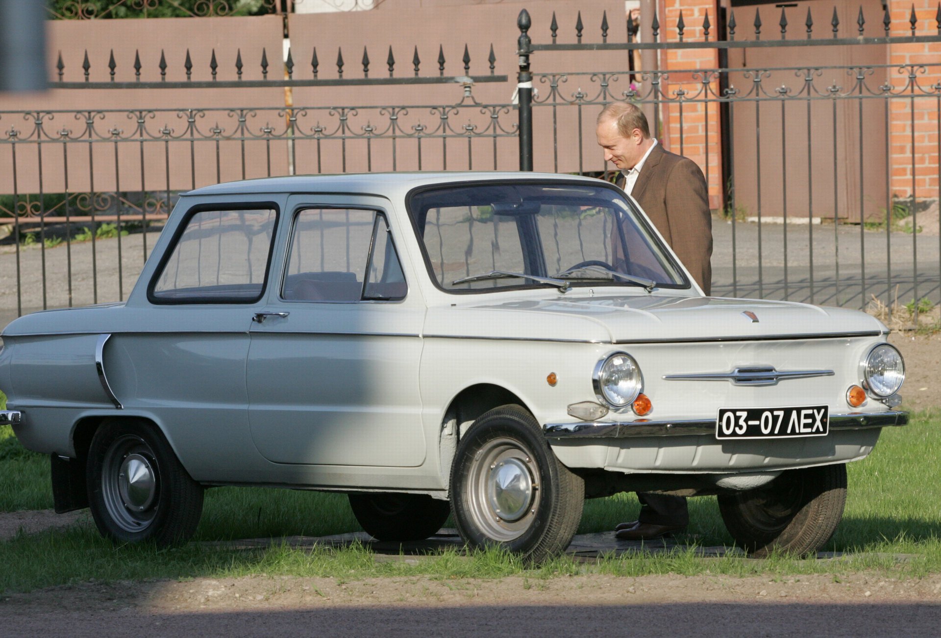 coche de putin zaporozhets zaz vladimir putin putin presidente primer ministro fondos de pantalla coches coches política coches vehículos vehículos automóviles vehículos