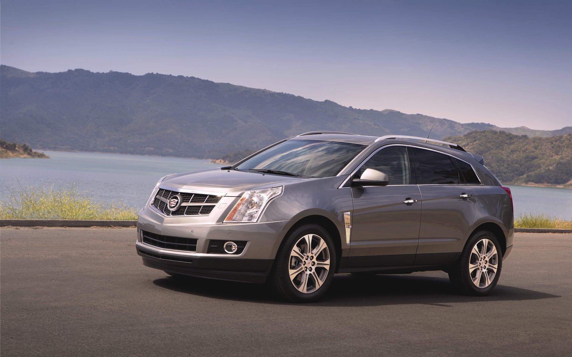 cadillac srx suv voiture gris jour auto montagne lac