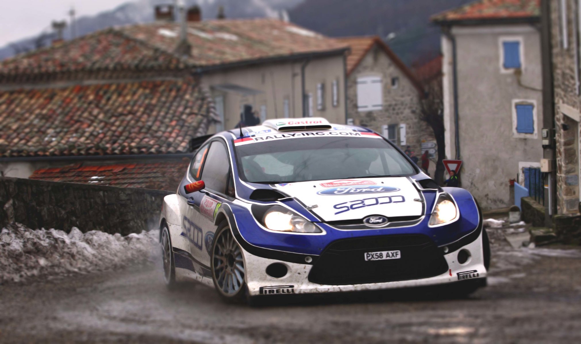 ford fiesta wrc rajd rajd sport wyścig auto przód maska zakręt asfalt miasto