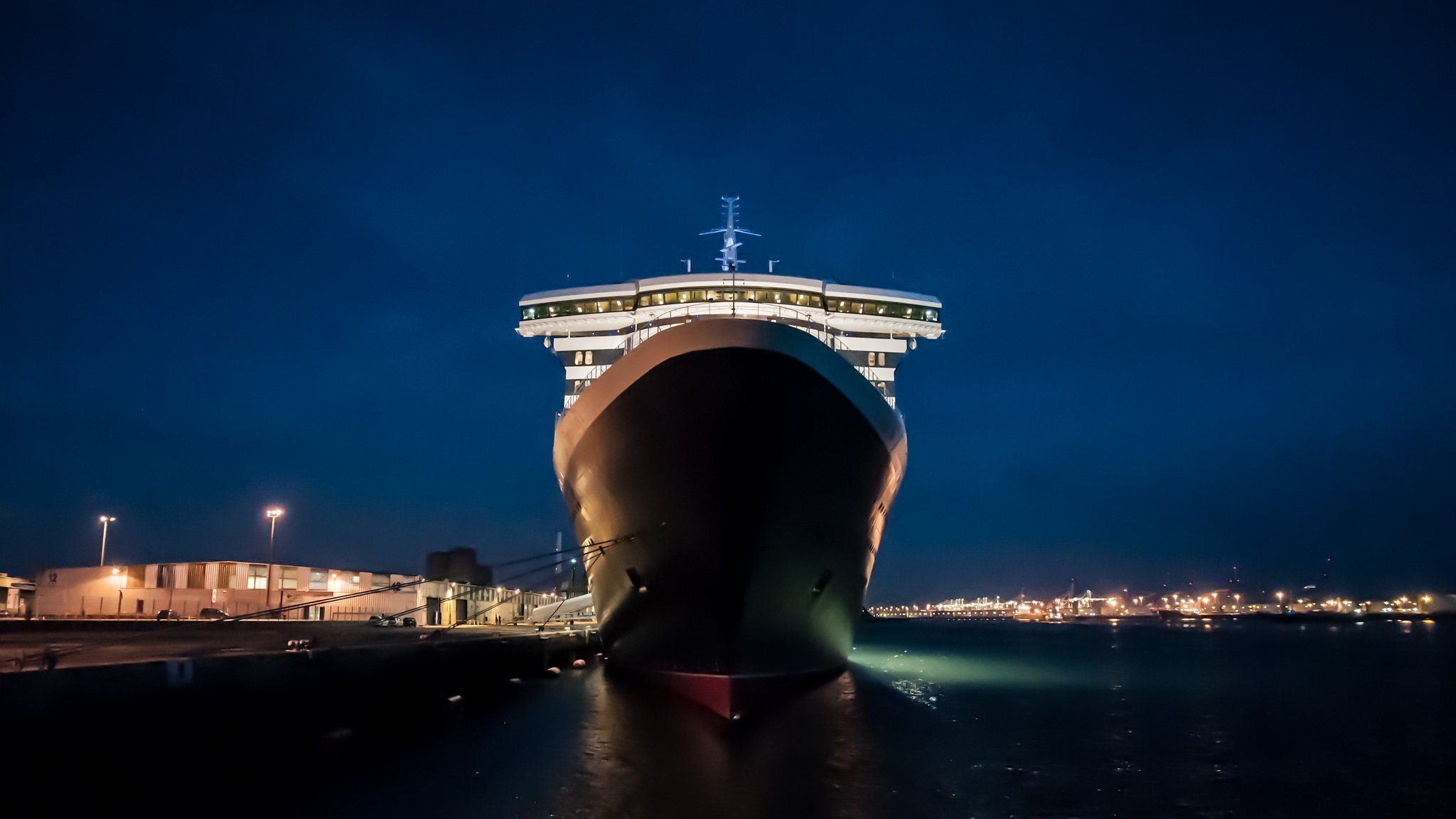 queen mary 2 le havre france the port night