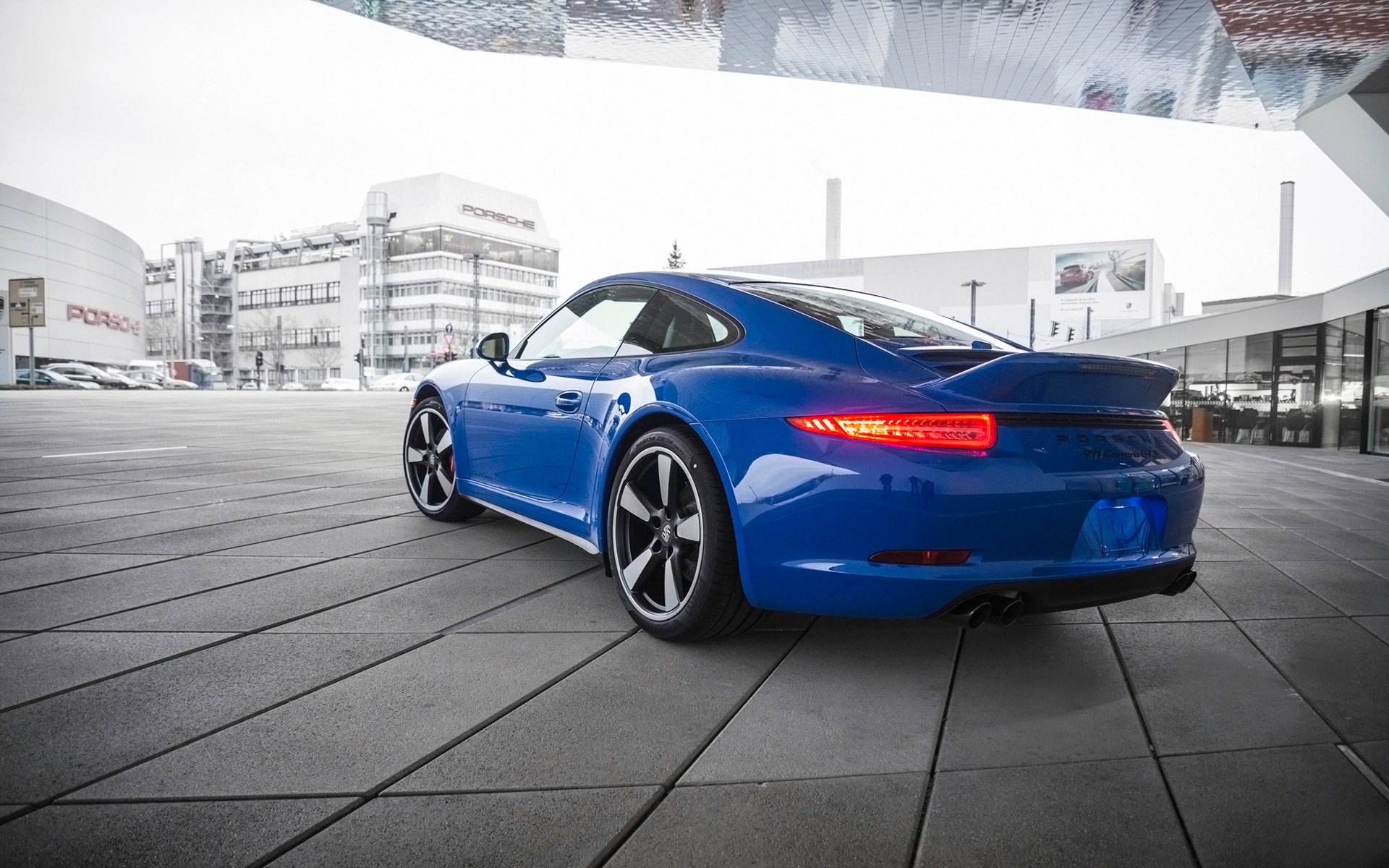 porsche 911 gts club coupé porsche blu vista posteriore