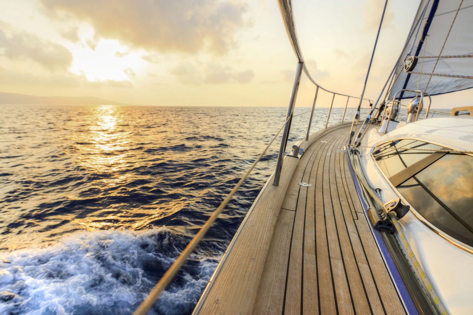 yacht deck segel himmel meer wellen spritzer reise wind dämmerung geschwindigkeit weite abenteuer schiff marine boot sommer tourismus urlaub reisen bokeh hintergrundbilder