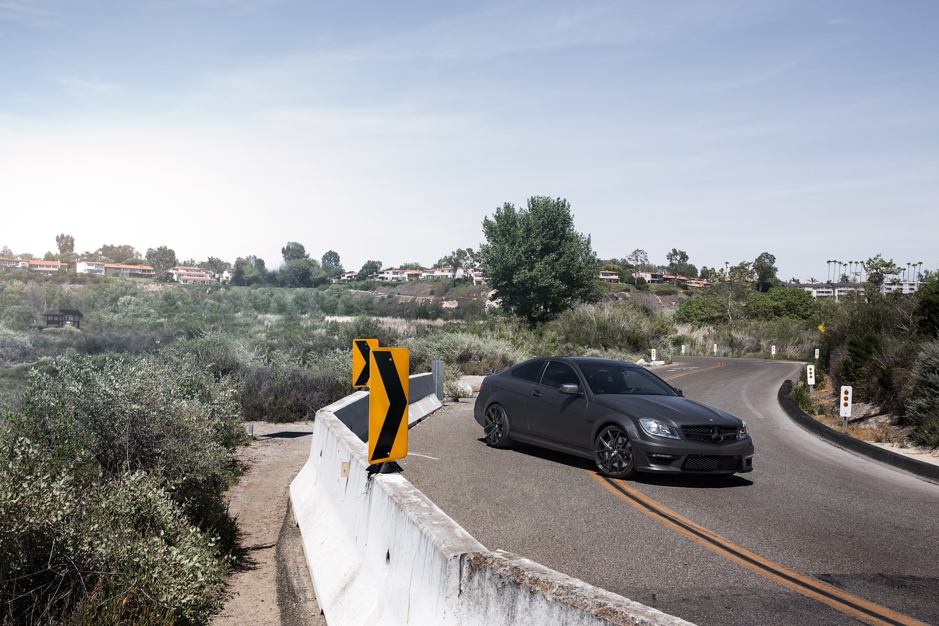 mercedes benz c63 amg черный мерседес бенц дорога деревья небо облака