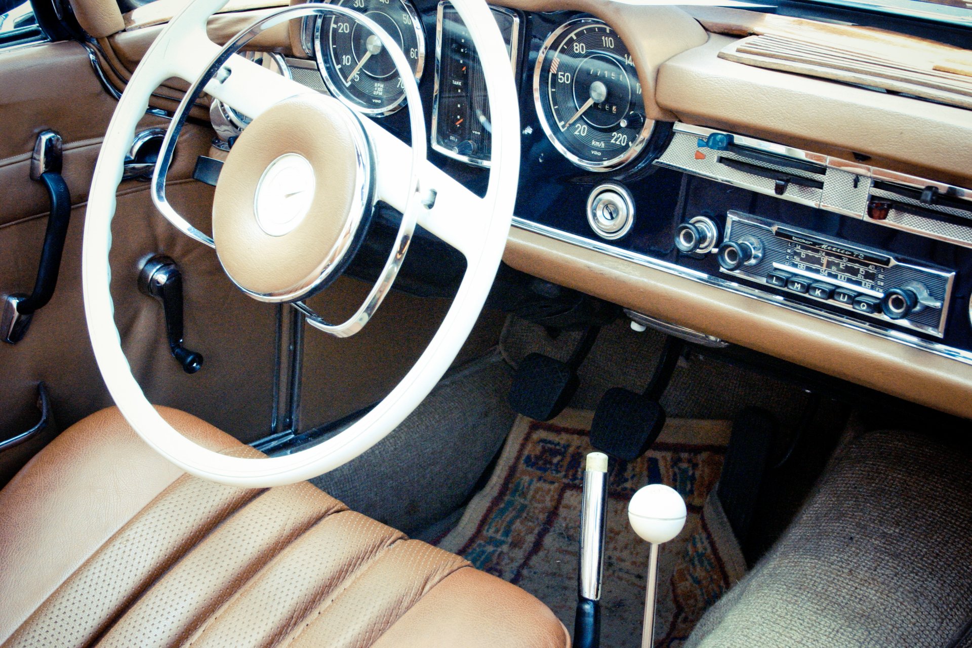 fotógrafo marcus spiske foto mercedes benz pagode w113 coche interior volante panel instrumentos cuero