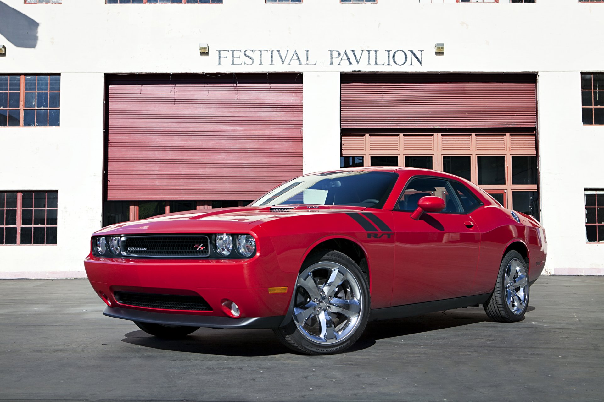 dodge challenger samochód czerwony super samochód budynek pawilon festiwalowy r / t 2012