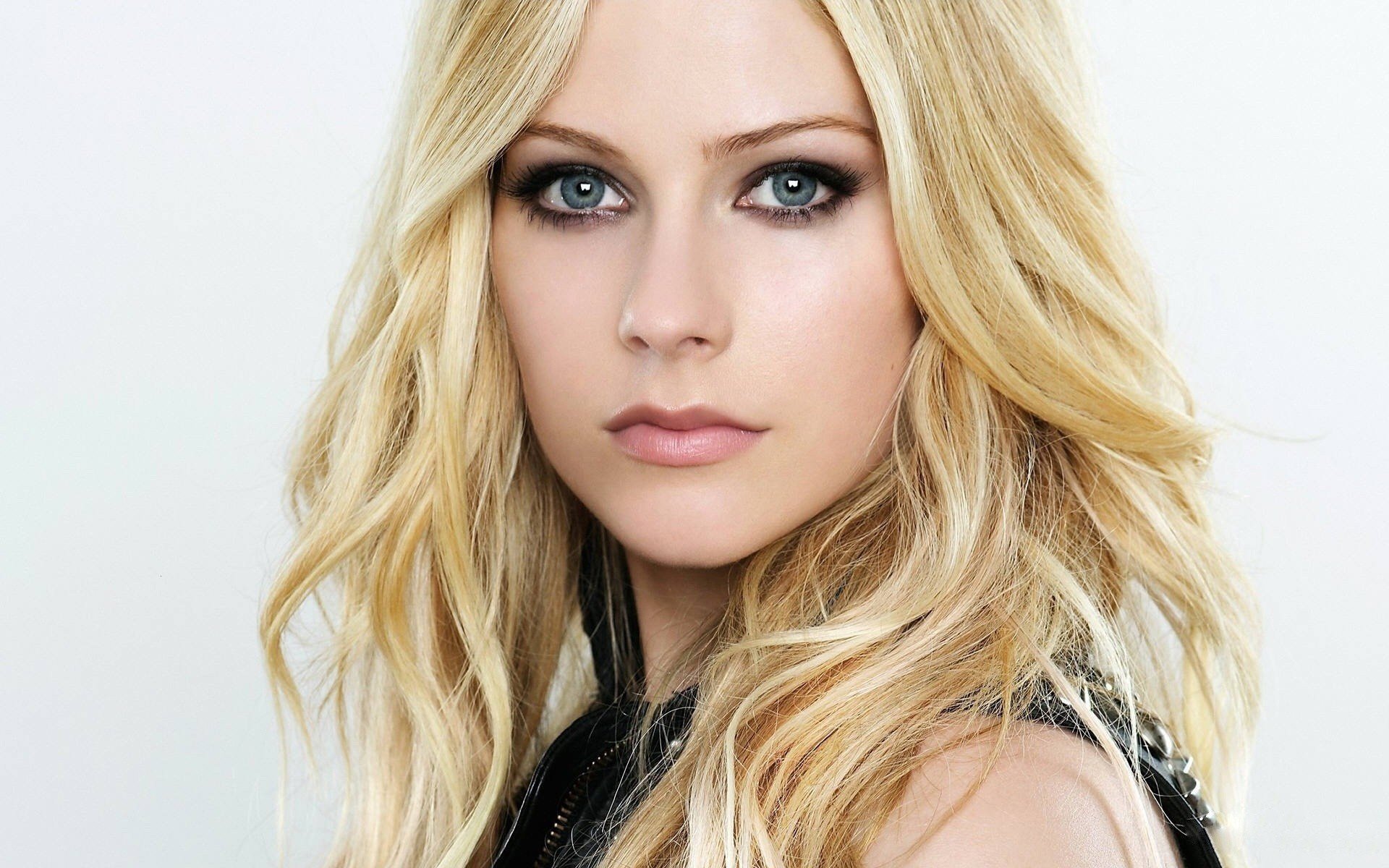 delineador de ojos negro avril lavigne cabello blanco esponjas modelos retrato chicas rubias mirada mujeres cara ojos