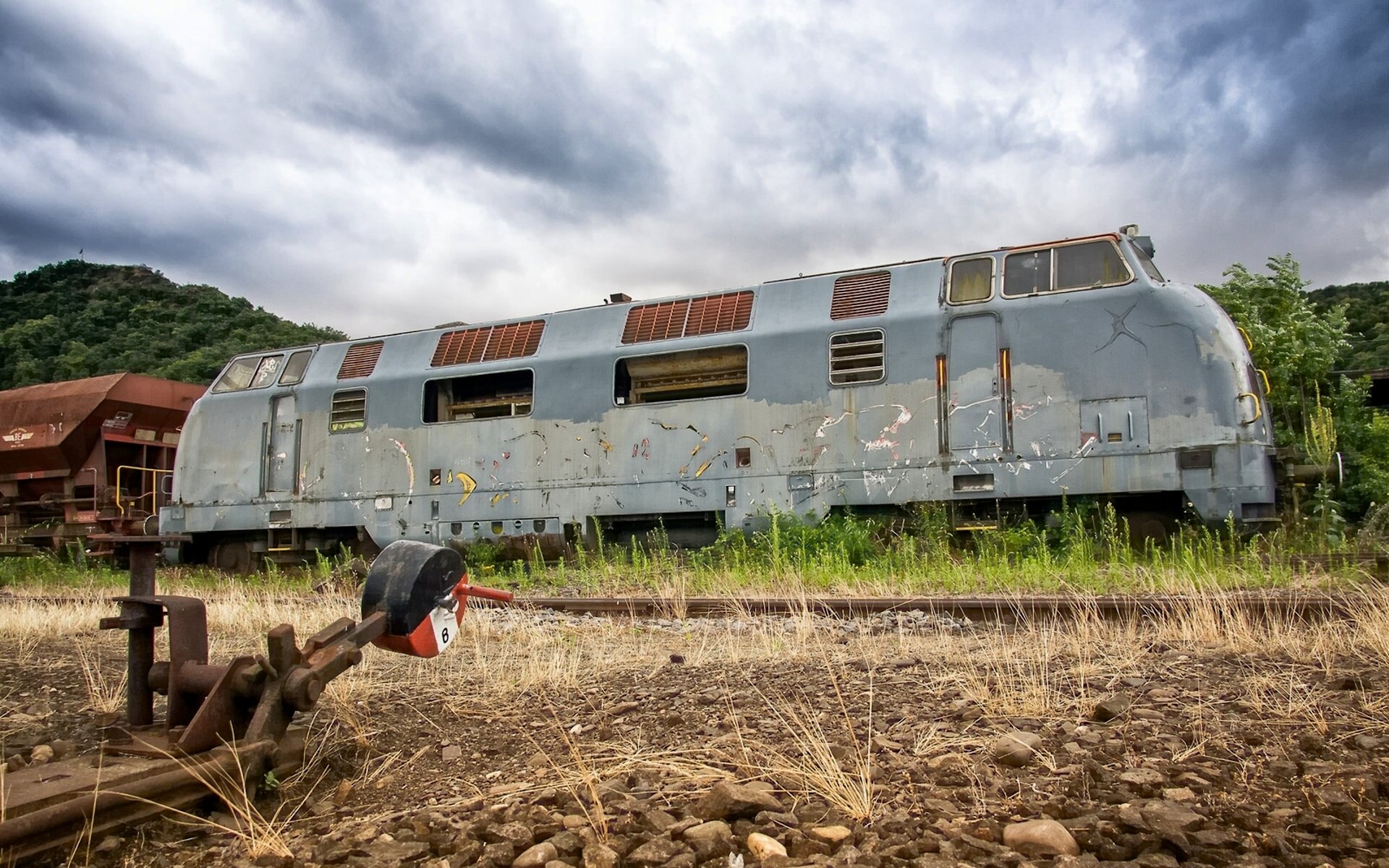 nosotros los pacíficos la gente pero nuestro tren blindado de pie en la reserva el camino la locomotora