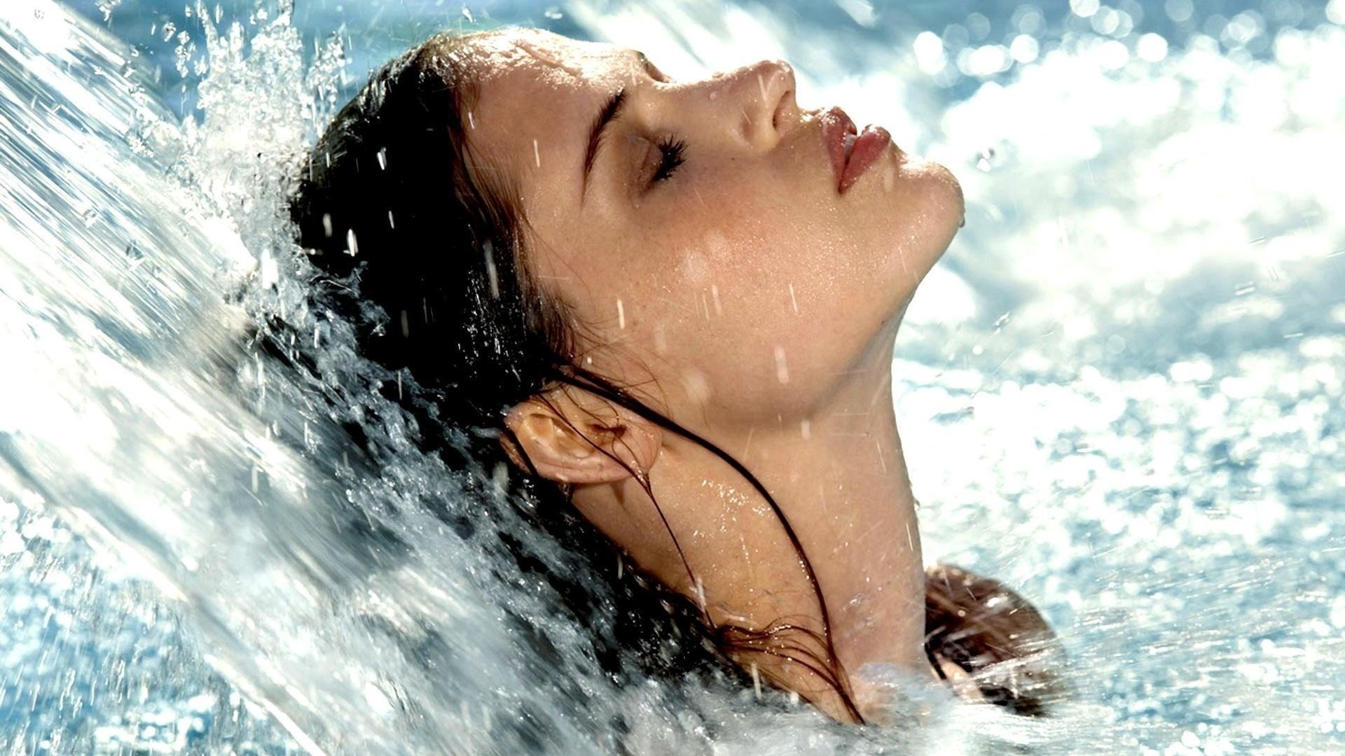 mädchen reines wasser fließen fotomodelle porträt frische frauen gesicht